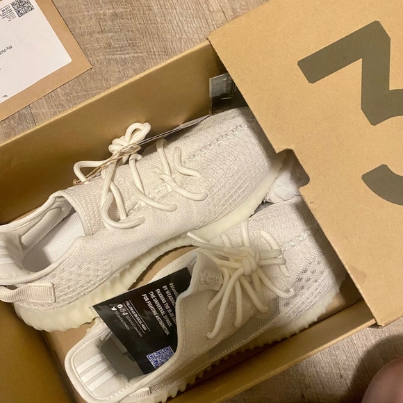 Brand new Yeezy Boost 350 v2 size 8 1/2 - Picture 1 of 3